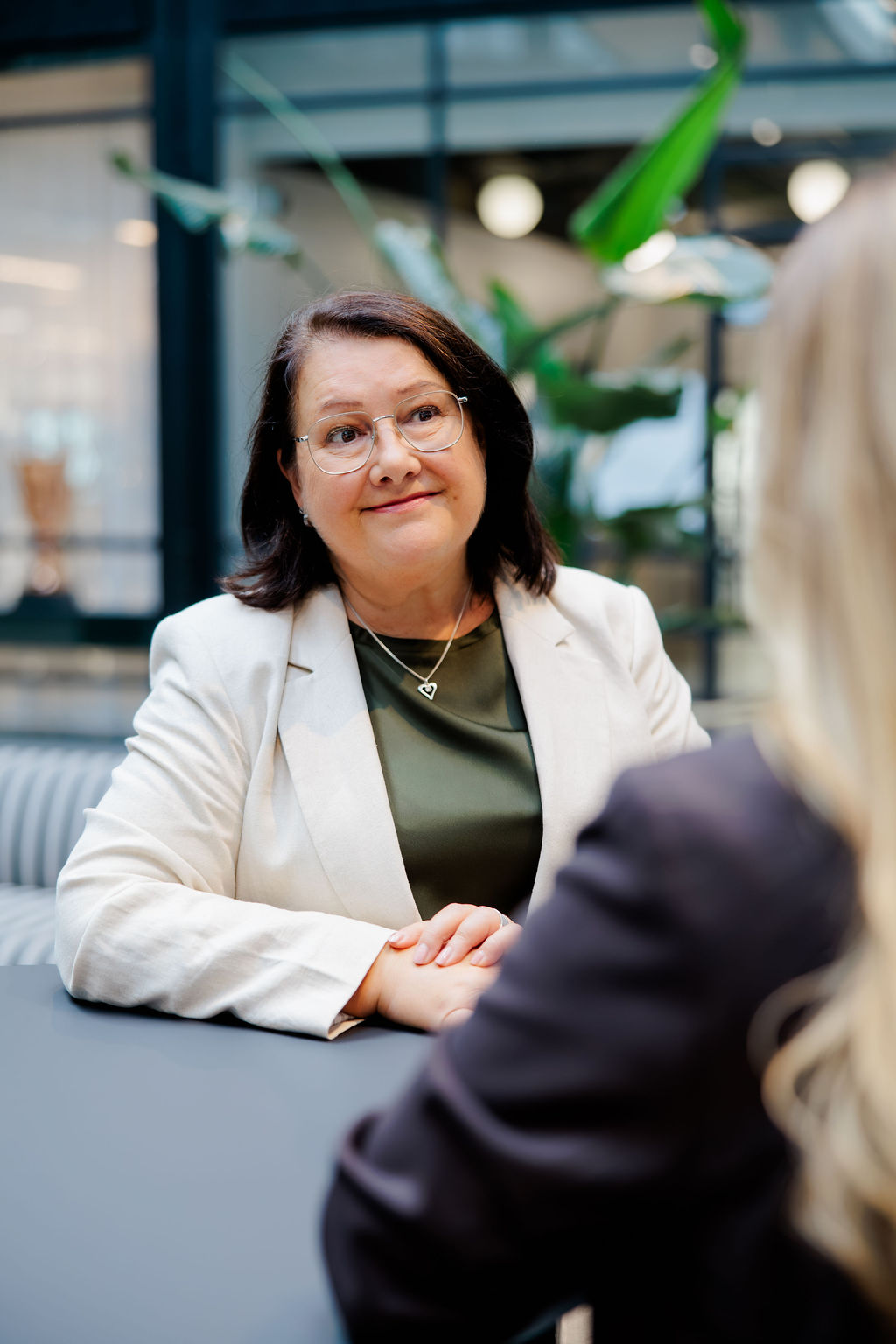 Kati Lanu keskustelemassa asiakkaan kanssa